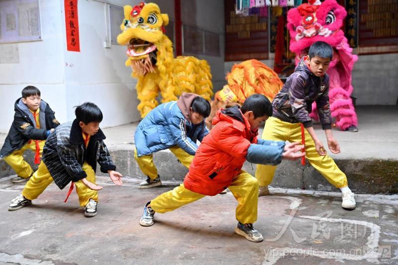 广西柳江：乡村少年队的舞狮梦-人民图片网