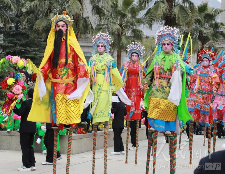 甘肃陇南:社火闹春迎元宵-人民图片网