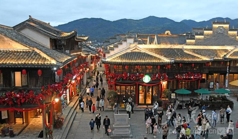 浙江临海:古街张灯结彩迎新春-人民图片网