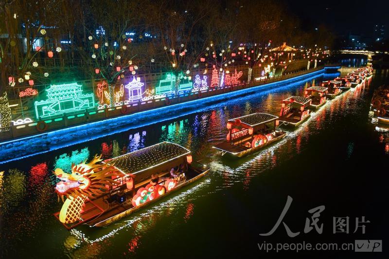 山东济宁古运河里巡龙舟