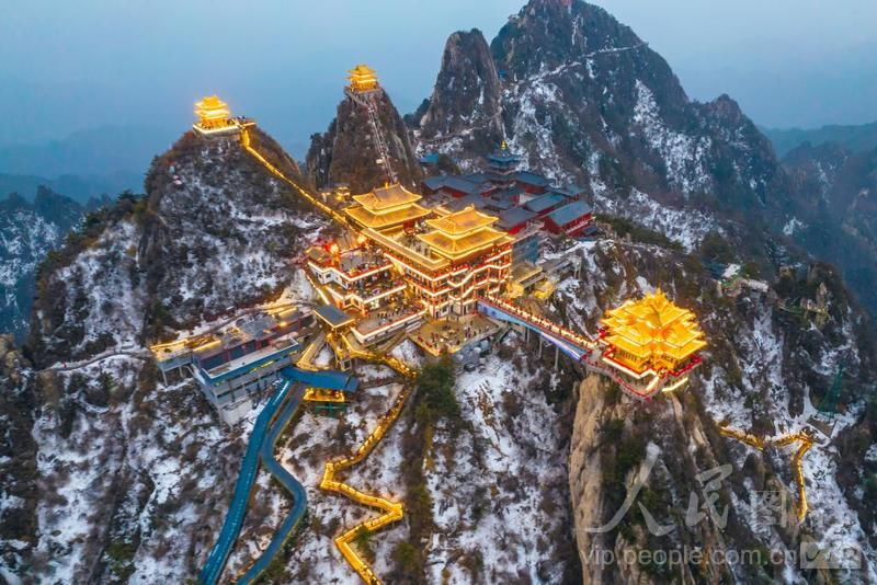 河南栾川:周末春游 老君山景区游人络绎不绝-人民图片网