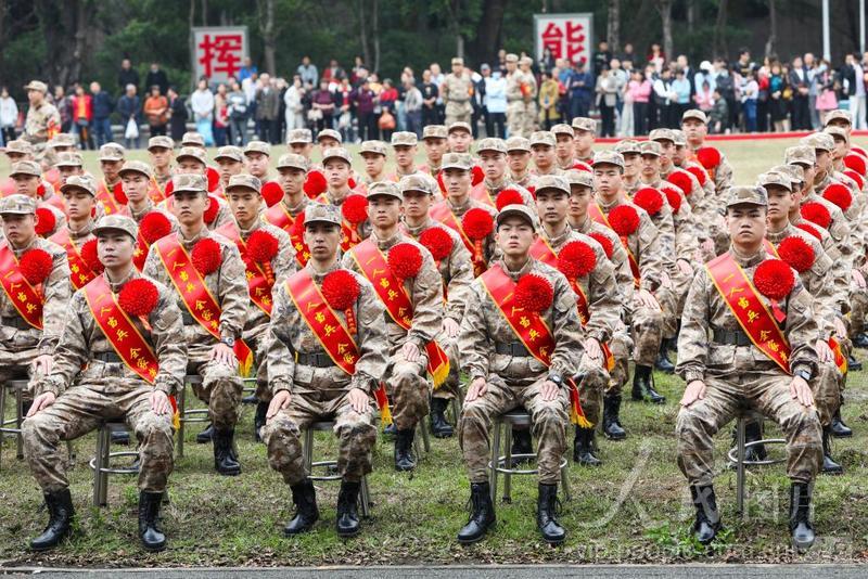 广东广州:新兵入伍 一身戎装-人民图片网