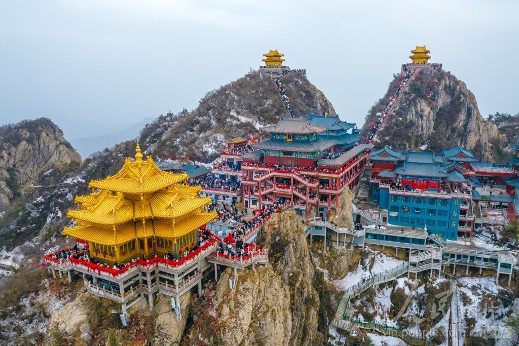 河南栾川:周末春游 老君山景区游人络绎不绝-人民图片网