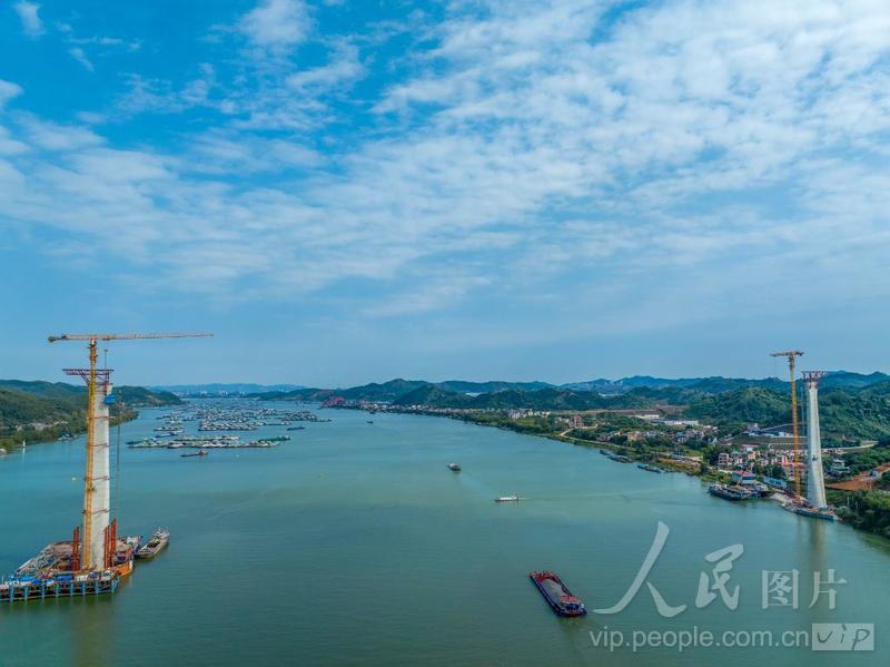 广西梧州:苍容浔江大桥完成首个锚碇浇筑-人民图片网