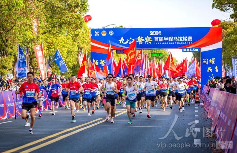 江西九江警察半程马拉松赛开跑