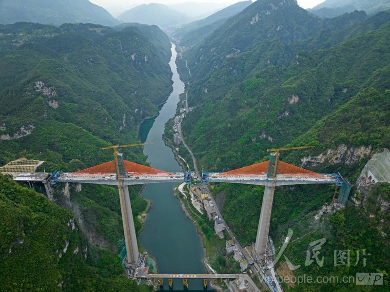 重庆彭水磨寨乌江特大桥建设进入冲刺阶段