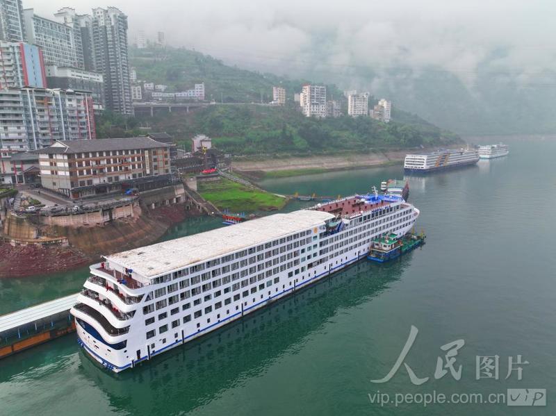 湖北巴东:游轮停靠引爆江城旅游热-人民图片网