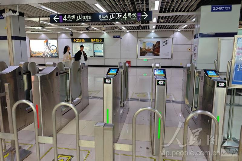 上海地铁试点“闸机常开门”模式-人民图片网