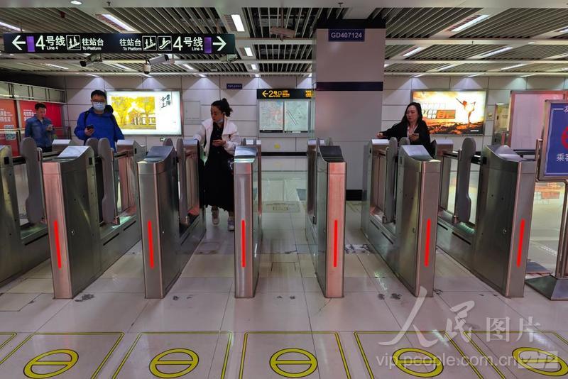 上海地铁试点“闸机常开门”模式-人民图片网