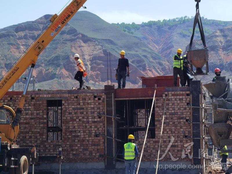 甘肃积石山:灾后恢复重建施工忙-人民图片网