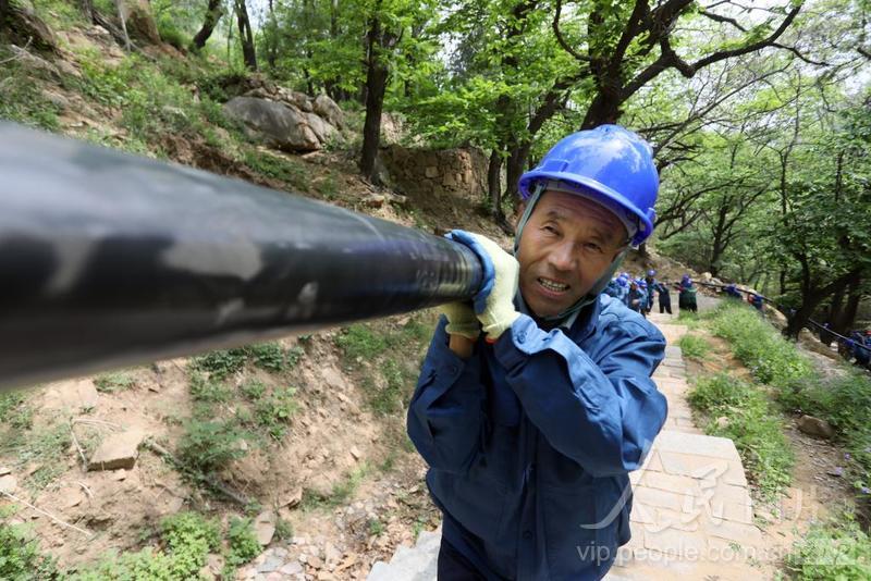 山东泰安：泰山之巅电力接力 百名工人手拉肩扛运送电缆-人民图片网