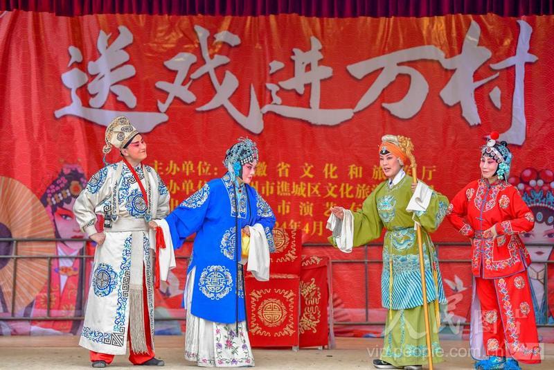 安徽亳州：家门口 看大戏-人民图片网