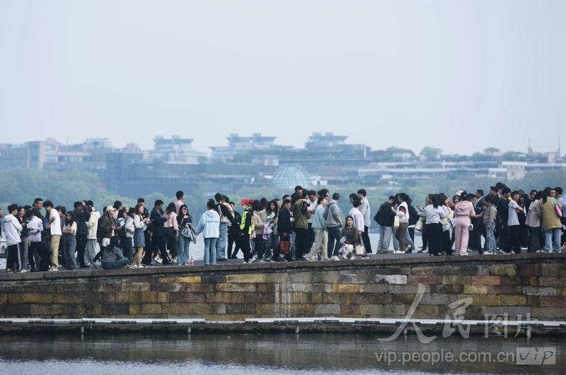 浙江杭州：西湖假日人气旺-人民图片网