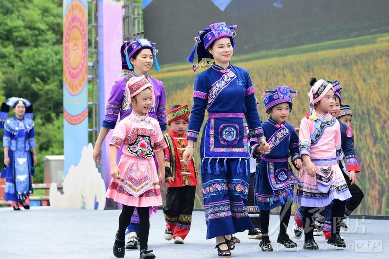广西河池：2024年民族团结进步宣传月活动启动-人民图片网