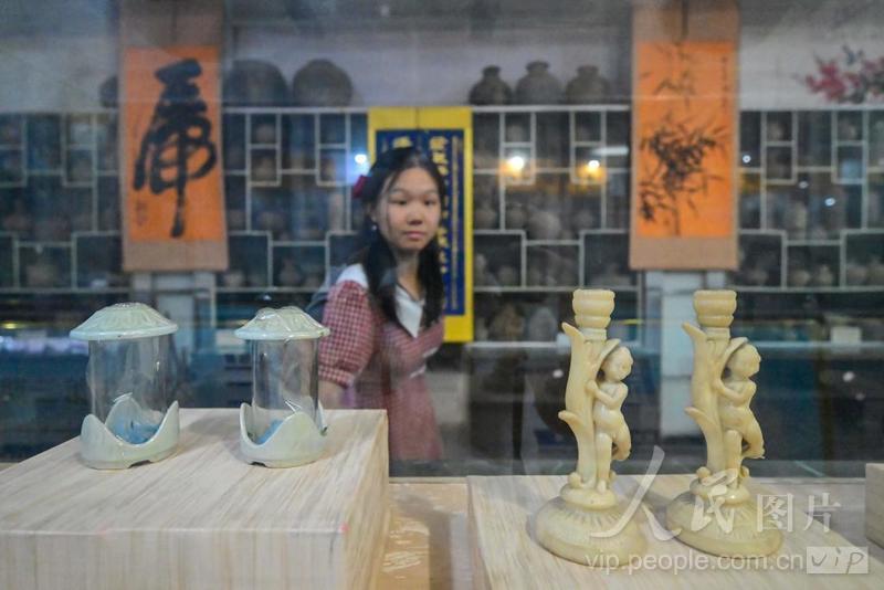河南洛阳:博物馆里探古灯-人民图片网