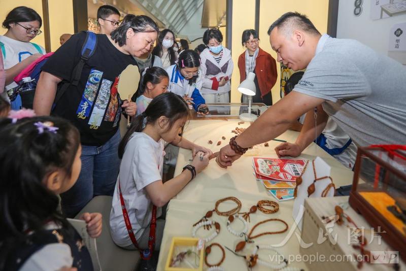 广东广州：白鹅潭大湾区艺术中心“五一”迎客来-人民图片网
