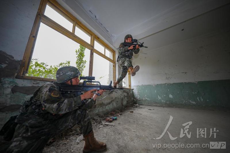 新疆克拉玛依:武警反恐演练 强化实战能力-人民图片网