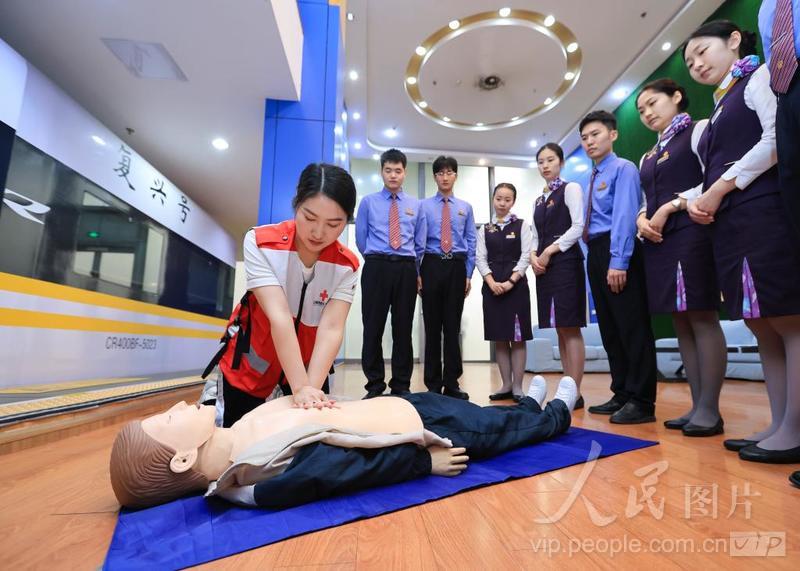 江苏南京:学习急救知识 迎接世界红十字日-人民图片网