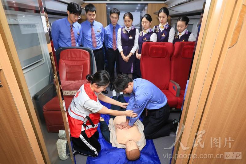 江苏南京:学习急救知识 迎接世界红十字日-人民图片网