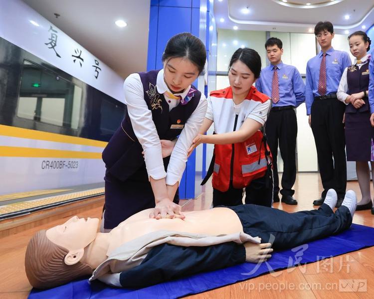 江苏南京:学习急救知识 迎接世界红十字日-人民图片网