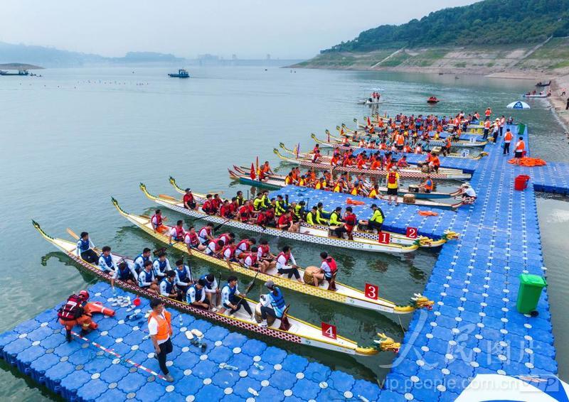 湖北宜昌:2024屈原故里举行传统龙舟赛-人民图片网