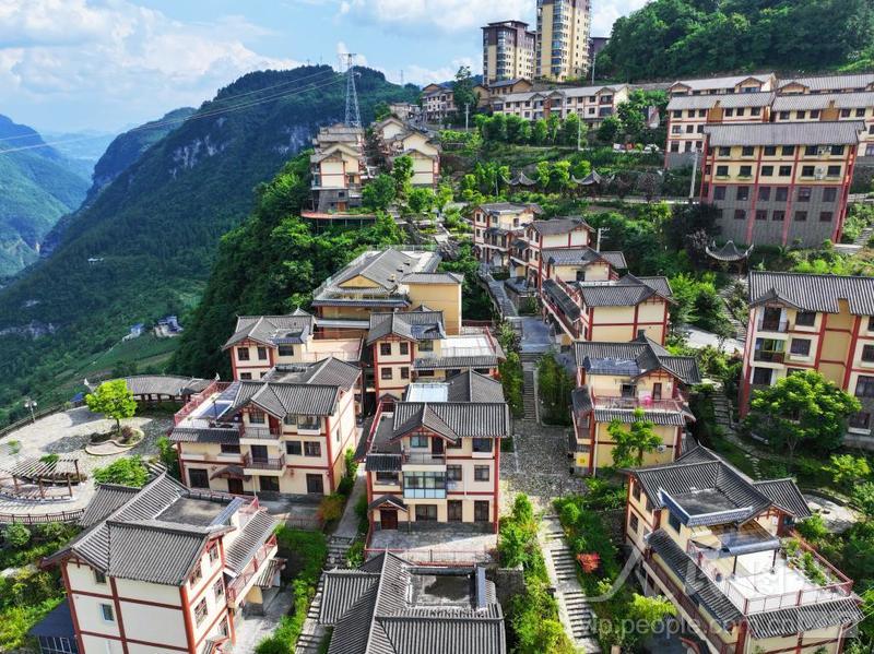 湖北巴东:悬崖民宿入画来-人民图片网