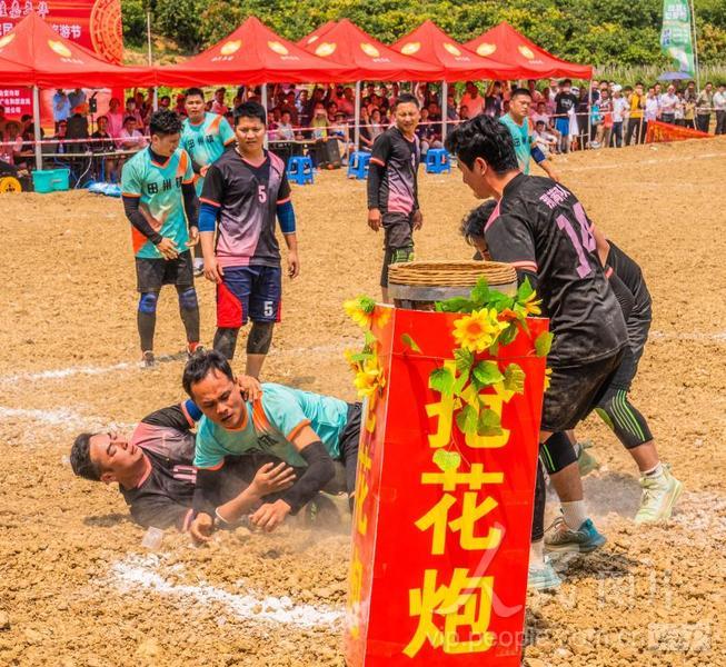 广西田阳:抢花炮比赛精彩纷呈-人民图片网
