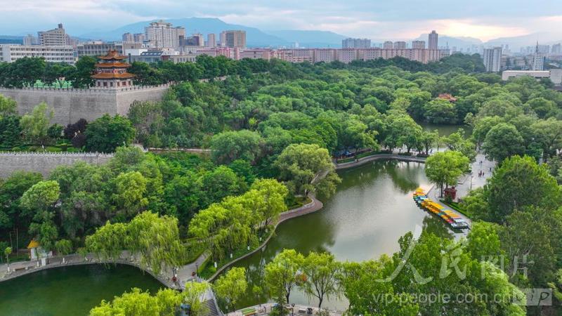 甘肃平凉:城市公园美如画-人民图片网