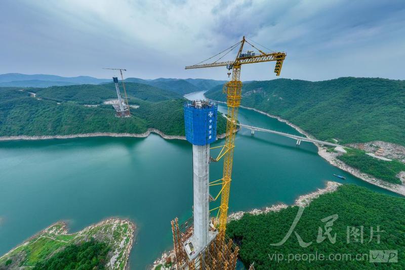 河南:渑淅高速丹江小三峡特大桥主塔进入封顶施工