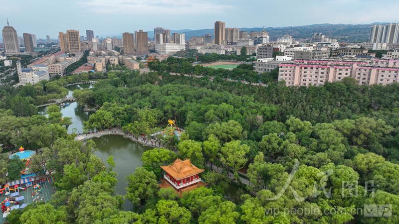 甘肃平凉:城市公园美如画-人民图片网