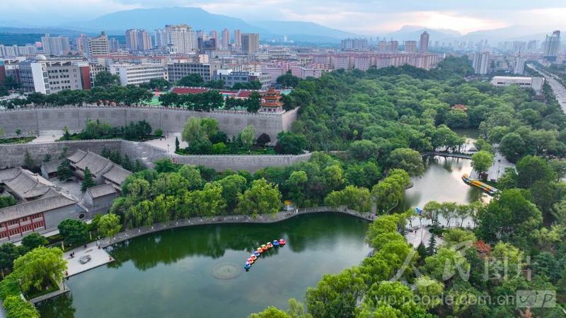 甘肃平凉:城市公园美如画-人民图片网