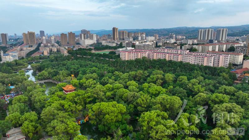 甘肃平凉:城市公园美如画-人民图片网