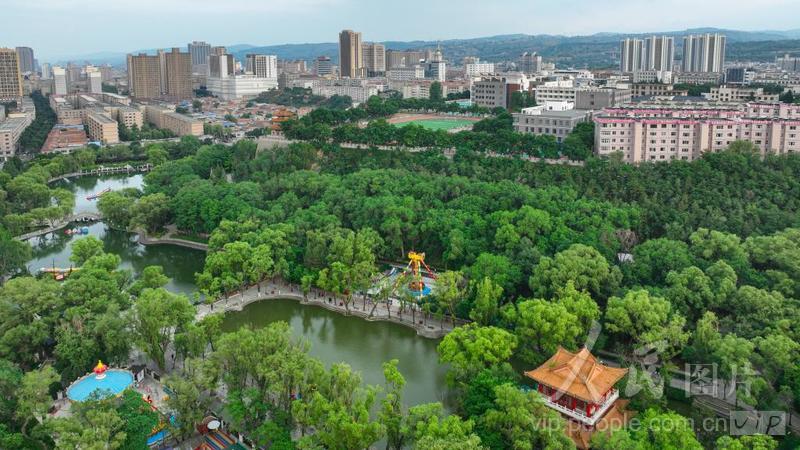 甘肃平凉:城市公园美如画-人民图片网