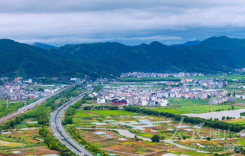 浙江乐清:高铁穿过夏日田园-人民图片网