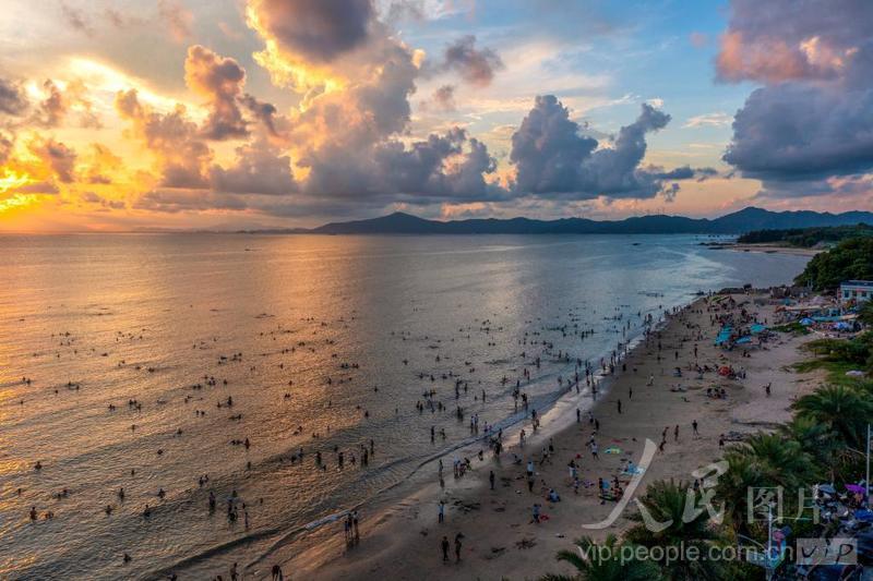 广东陆丰:海滨戏水避暑-人民图片网