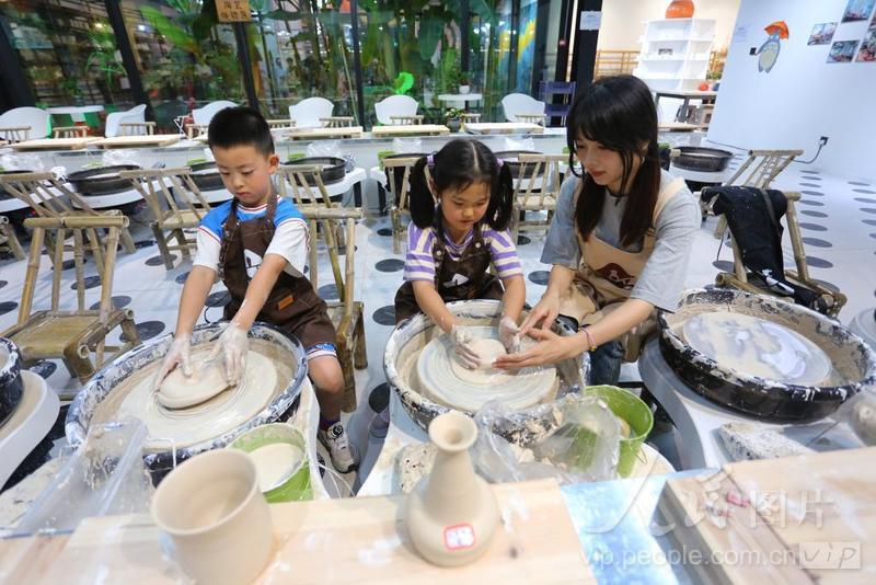江西景德镇:学习制陶技艺-人民图片网