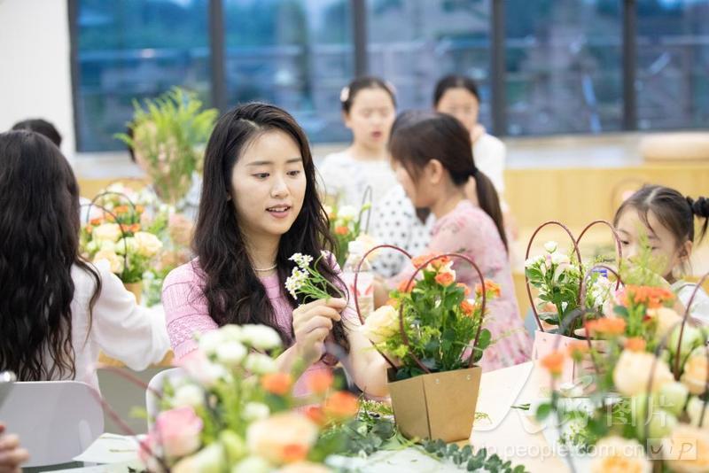 四川宜宾:“青年夜校”点亮多彩夜生活-人民图片网