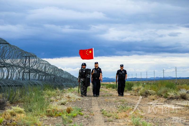 新疆阿勒泰:开展边境巡逻踏查-人民图片网