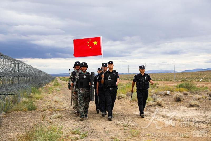 新疆阿勒泰:开展边境巡逻踏查-人民图片网