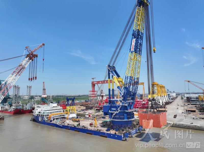 江苏南通:5000吨自航式全回转起重船圆满完成1.1倍吊重试验-人民图片网