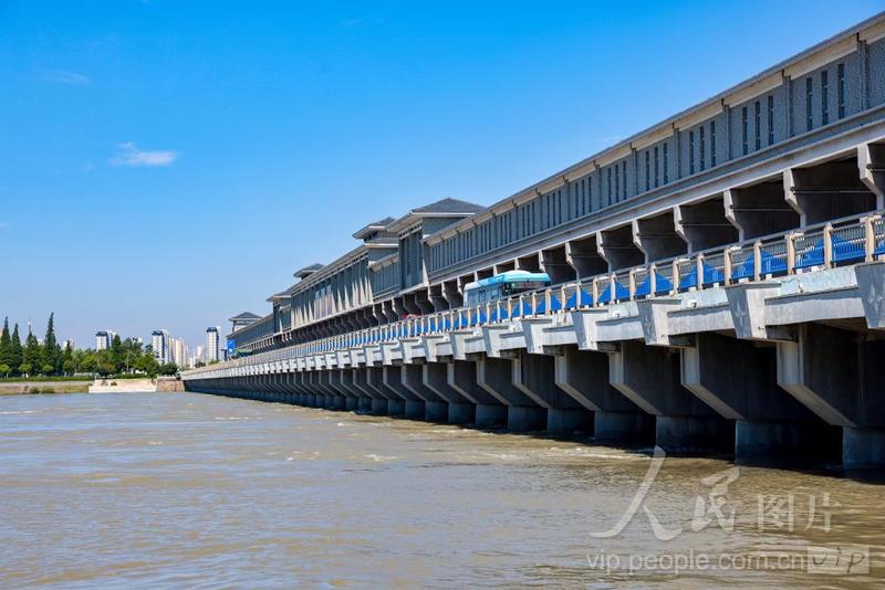 江苏扬州:万福闸开闸泄洪-人民图片网
