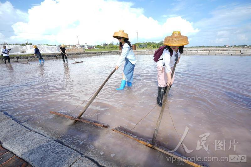海南乐东:游客体验晒收盐乐趣-人民图片网