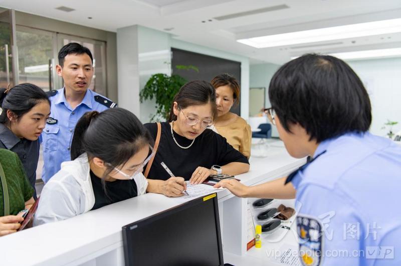 浙江金华:出入境办证大厅开设夜间便民办证专场-人民图片网