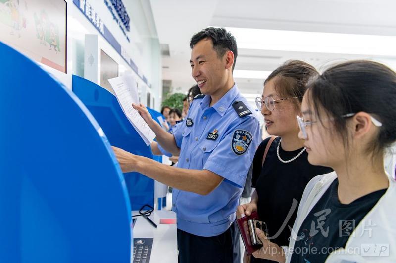 浙江金华:出入境办证大厅开设夜间便民办证专场-人民图片网