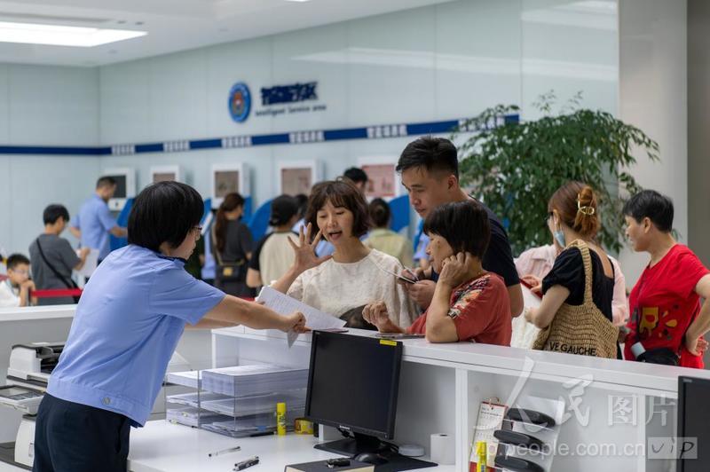 浙江金华:出入境办证大厅开设夜间便民办证专场-人民图片网