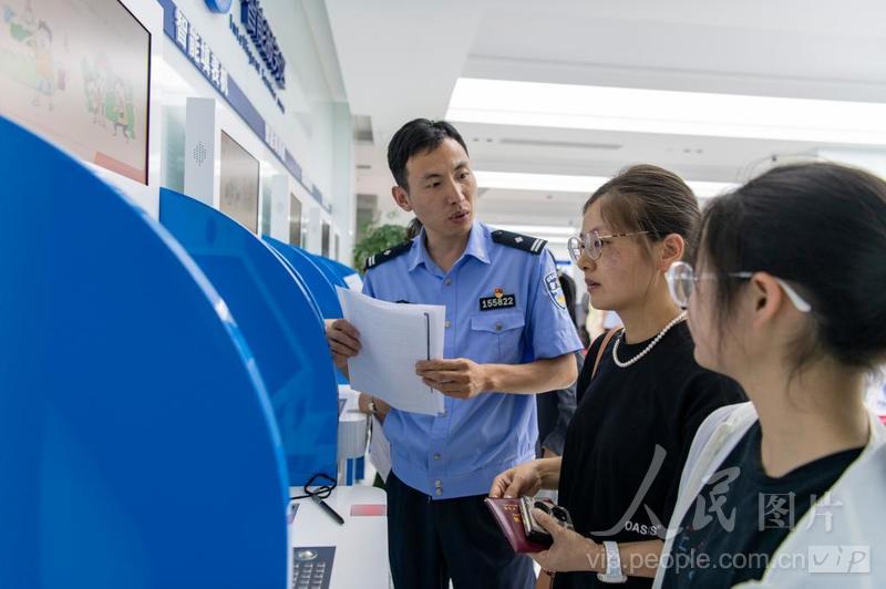 浙江金华:出入境办证大厅开设夜间便民办证专场-人民图片网