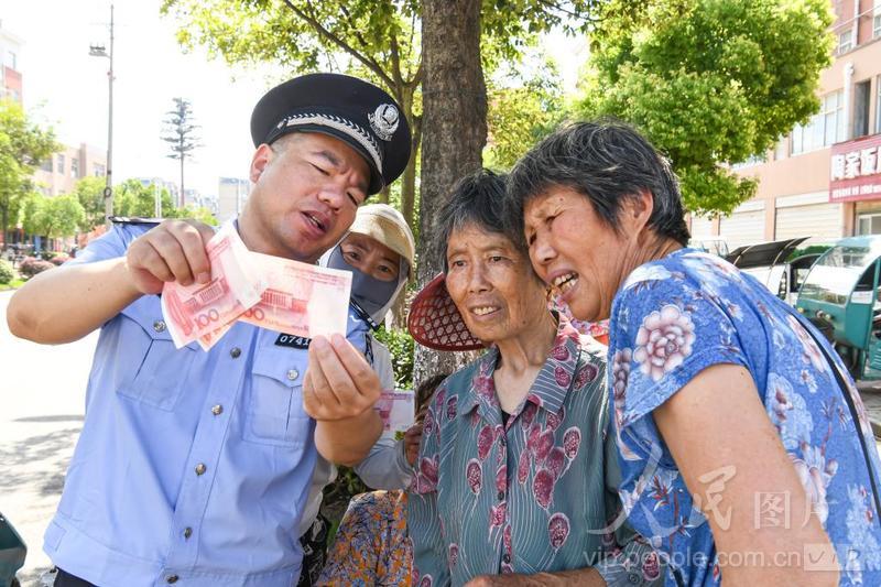 安徽含山：辨别假币有妙招-人民图片网