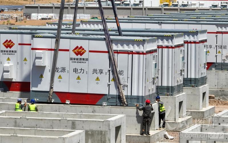 宁夏中卫：腾格里沙漠共享型储能电站建设忙-人民图片网