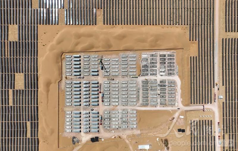 宁夏中卫：腾格里沙漠共享型储能电站建设忙-人民图片网