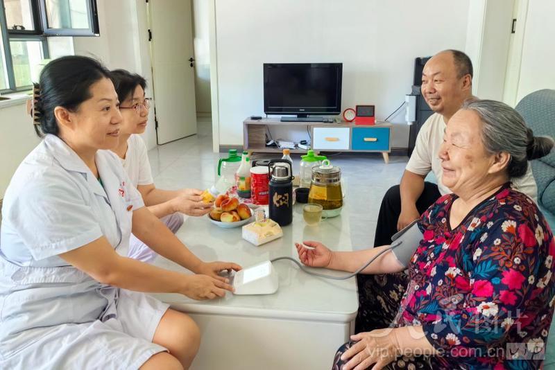 新疆乌鲁木齐：家庭医生上门随访-人民图片网